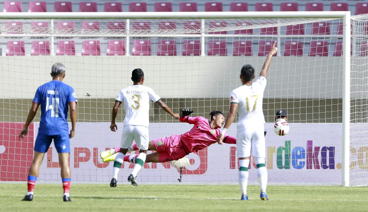 Kiper Persikabo 1973, Syahrul Trisna Fadillah menepis bola saat menghadapi Arema FC dalam laga pembuka Piala Menpora 2021 di Stadion Manahan, Solo, Minggu (21/3/2021). Persikabo 1973 sementara unggul 1-0 di babak pertama. (Bola.com/M Iqbal Ichsan)