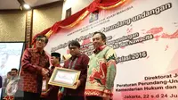 Menteri Hukum dan HAM (Menkumham), Yasonna Laoly memberikan piagam kepada pemenang Anugerah Nawacita 2016 serta serta menutup raker peraturan perundangan-undangan di Jakarta, Jumat (24/6). (Liputan6.com/Faizal Fanani)