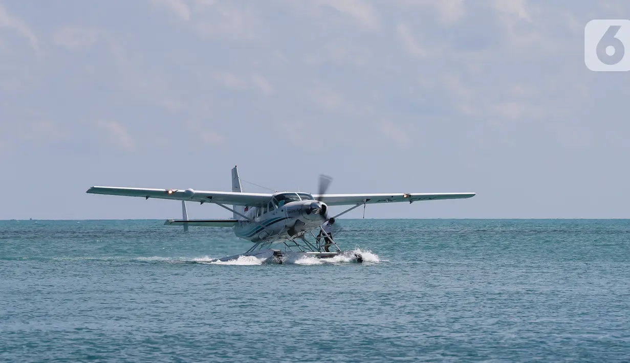 Sebuah pesawat apung mendarat pada uji operasional di Pulau Gili Iyang, Sumenep, Madura, Senin (26/04/2021). Balitbanghub juga merencanakan pembangunan bandar udara perairan sebagai tempat lepas landas (take off) dan pendaratan (landing) dari pesawat apung tersebut. (Liputan6.com/HO/Balitbanghub)