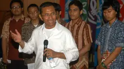 Menteri Negara BUMN Dahlan Iskan (tengah) menjawab pertanyaan mahasiswa saat menjadi pembicara dalam kuliah umum dengan tema Semangat Generasi Muda dalam Membangun Pertanian Indonesia di Kampus IPB Dramaga, Bogor, Jabar, Selasa (17/4) malam. (Antara)