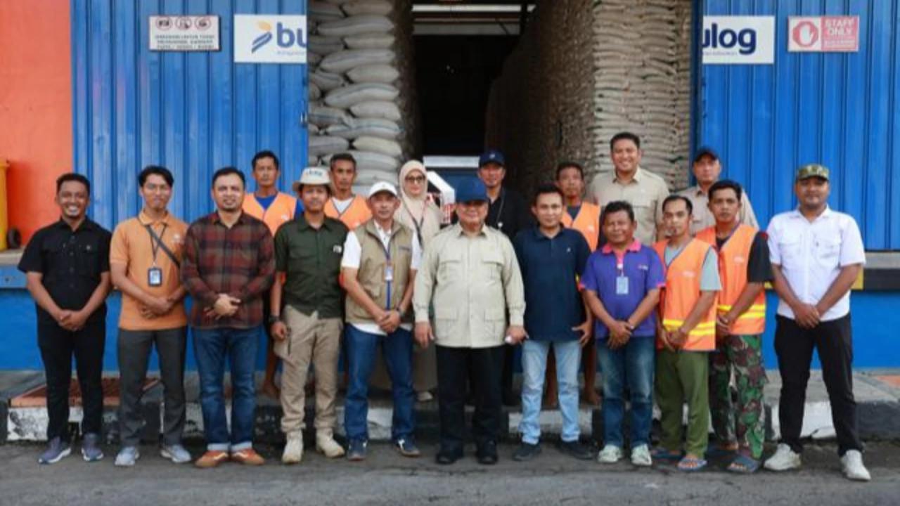 Sidak Gedung Bulog di Magelang, Prabowo Sempatkan Sapa dan Foto Bareng Pegawai
