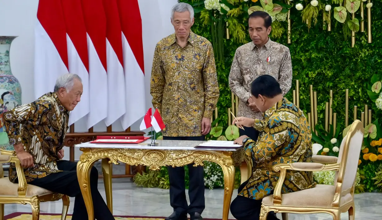 Presiden Indonesia Joko Widodo (kedua kanan) dan Perdana Menteri Singapura Lee Hsien Loong (kedua kiri) menyaksikan penandatanganan kerja sama pertahanan yang ditandatangani oleh Menteri Pertahanan Indonesia, yang juga merupakan Presiden terpilih 2024-2029, Prabowo Subianto (kiri) dan Menteri Pertahanan Singapura Ng Eng Hen (kanan) di Istana Kepresidenan Bogor, Jawa Barat, 29 April 2024. (BAY ISMOYO/AFP)