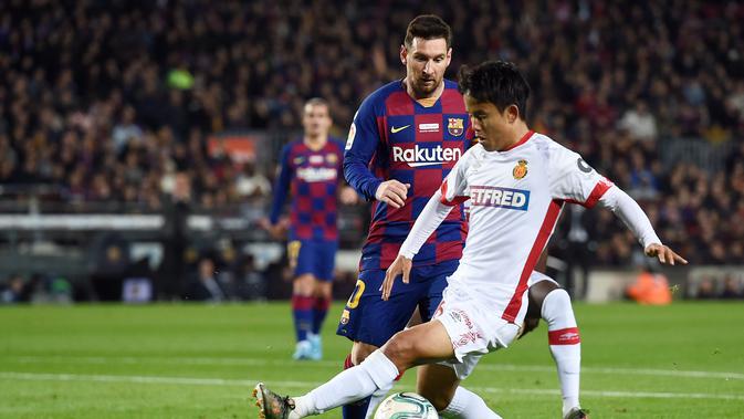 Takefusa Kubo saat berduel dengan Lionel Messi saat Barcelona menggilas Real Mallorca (AFP)