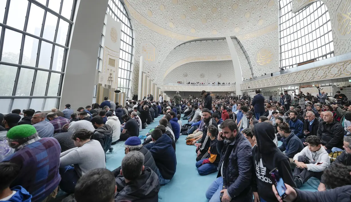 Umat Muslim melaksanakan salat di Masjid Pusat Cologne di Cologne, Jerman, Jumat (14/10/2022). Panggilan Azan untuk pertama kali dikumandangkan dari salah satu masjid terbesar Jerman di Cologne pada Jumat - tetapi dengan volume terbatas. Ini adalah bagian dari proyek yang disepakati dengan pihak berwenang di kota yang memiliki salah satu komunitas Muslim terbesar di negara itu. (AP Photo/Martin Meissner)