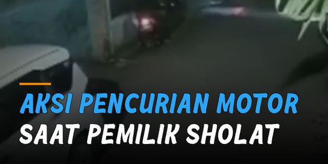 VIDEO: Nekat, Aksi Pencurian Motor Saat Pemilik Sedang Sholat Di Masjid