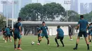 Pemain Timnas Qatar U-19 saat latihan di Lapangan A Kompleks GBK, Jakarta, Rabu (17/10). Timnas Qatar U-19 tergabuing di Grup A Piala AFC U-19 bersama Indonesia dan Chinese Taipei serta Uni Emirat Arab. (Liputan6.com/Helmi Fithriansyah)