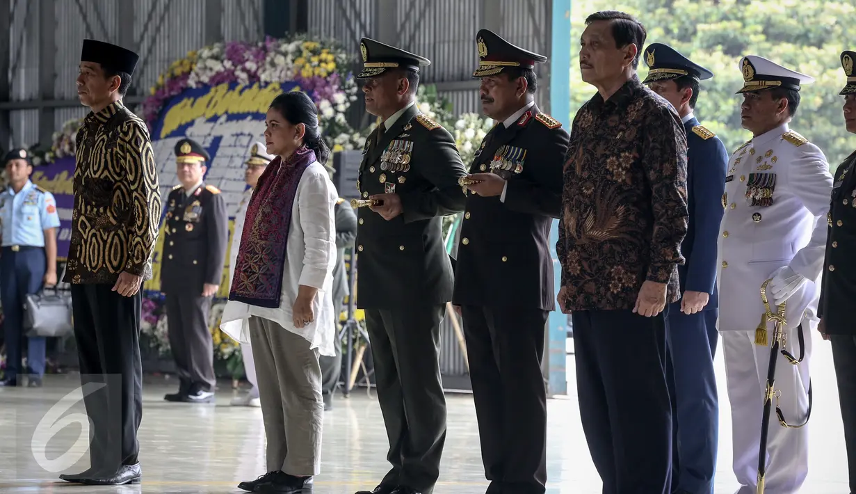 Presiden Joko Widodo ditemani Ibu Negara Iriana Widodo beserta Panglima TNI Jenderal Gatot Nurmantyo dan Kapolri Badrodin Haiti (ki-ka) memberikan penghormatan terakhir kepada para prajurid yang tewas, Jakarta, (22/3). (Liputan6.com/Faizal Fanani)