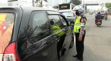 Tidak membayar pajak selama 2 tahun pengemudi motor menolak ditilang oleh polisi.