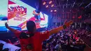Seorang penonton melakukan selebarasi saat pembalap Ducati Lenovo, Francesco Bagnaia menjadi Juara Dunia MotoGP 2023 ketika acara nonton bareng MotoGP Valencia 2023 bersama Pertamina Enduro di HW Live House, Kemang, Jakarta, Minggu (26/11/2023). (Bola.com/Bagaskara Lazuardi)