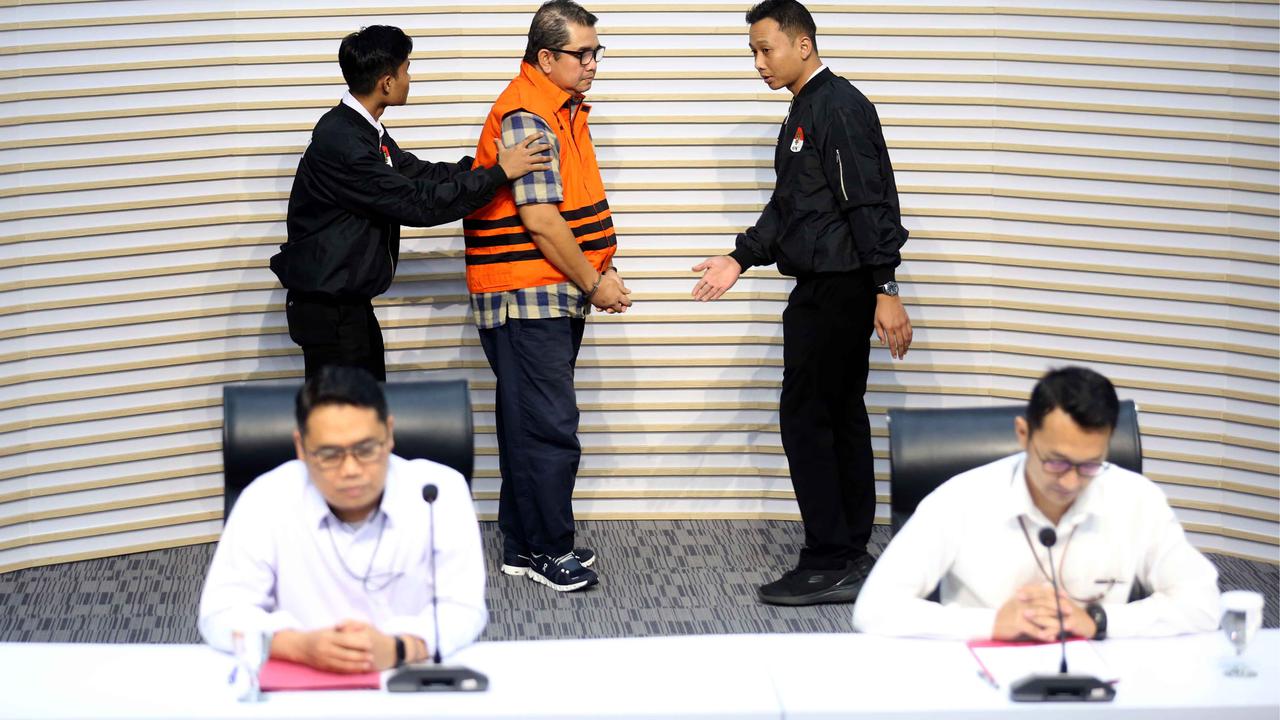 FOTO: KPK Tahan Eks Dirut PGN Hendi Prio Santoso dalam Kasus Jual Beli Gas