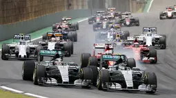 Nico Rosberg bersaing ketat dengan rekan setimnya, Lewis Hamilton, dalam F1 GP Brasil di Sirkuit Interlagos, Sao Paulo, Brasil, Senin (16/11/2015) dini hari WIB. (Reuters/Nacho Doce)