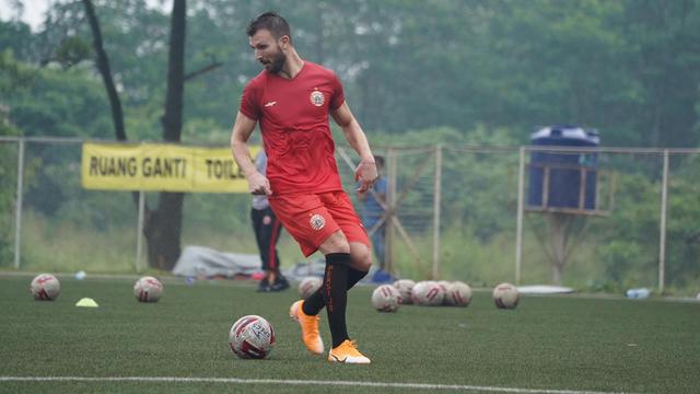 Marco Motta dalam latihan perdana Persija Jakarta menyambut Piala Menpora.