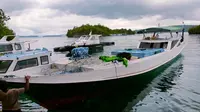 Kapal milik pelaku pembom ikan di Banggai Laut yang disita Ditpolairud Polda Sulteng. Penangkapan para pelaku berlangsung dramatis dan mengakibatkan 2 polisi tertembak, Rabu (3/8/2022). (Foto: Polda Sulteng).