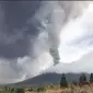 Sejak pagi hingga malam Gunung Soputan meletus keluarkan abu vulkanik setinggi 4.000-6.000 meter keluarkan. (Foto: Twitter Sutopo Purwo Nugroho)