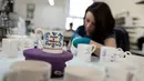 Tampilan mug untuk merayakan pernikahan Pangeran Harry dan Meghan Markle yan telah selesai dibuat di pabrik Emma Bridgewater di Stoke-on-Trent, Inggris (16/4). Pangeran Harry dan Meghan Markle akan menikah pada 19 Mei 2018. (AFP/Oli Scarff)
