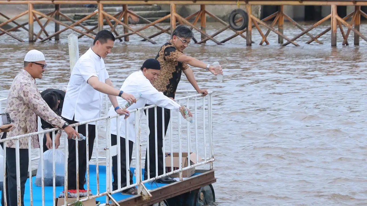 Kegiatan Safari Ramadan untuk mendukung kelestarian ekosistem sungai melalui Sedekah Sungai.