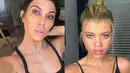 Banyak yang bilang Sofia Richie sering mengikuti gaya mantan dari kekasihnya, Kourtney Kardashian. (instagram/kourtneykardash/sofiarichie)