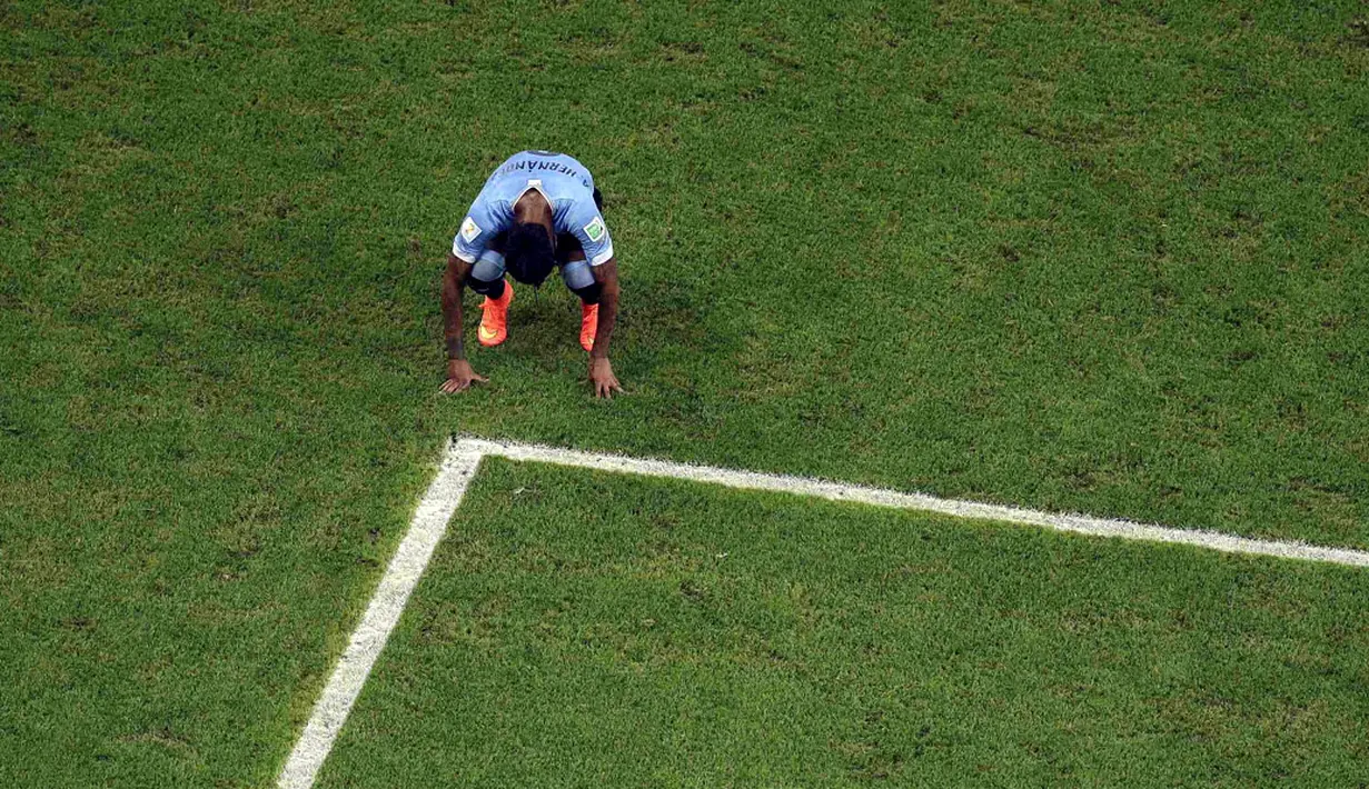 Pemain depan Timnas Uruguay, Abel Hernandez, tertunduk usai kalah 0-2 dari Kolombia di babak 16 besar Piala Dunia 2014 di Stadion Maracana, Rio de Janeiro, (29/6/2014). (REUTERS/Felipe Dana)