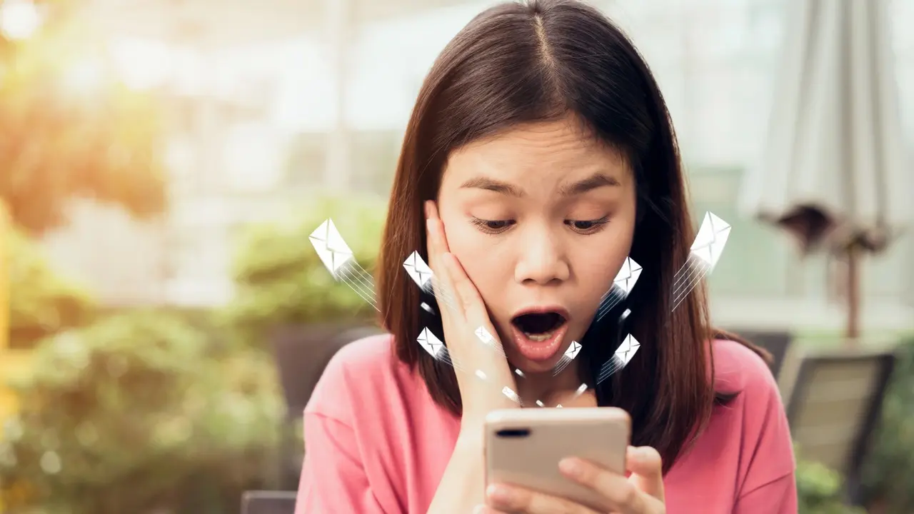 Seorang wanita yang kaget melihat pesan