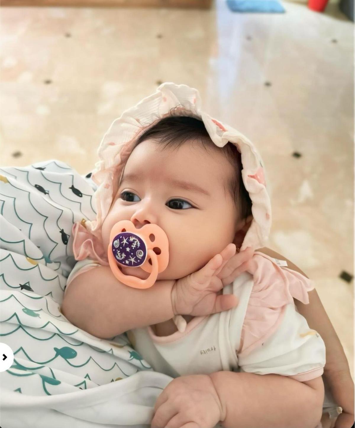 7 Potret Imut Baby Biel Anak Denny Sumargo, Disebut Fotokopian Mamanya