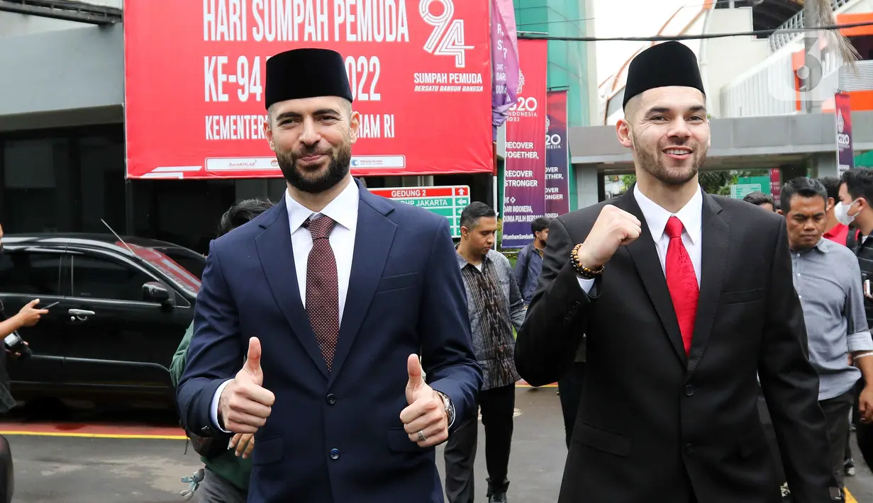 Pemain sepak bola Sandy Walsh (kanan) dan Jordi Amat (kiri) usai menjalani Sumpah Janji Setia Pewarganegaraan di Kantor Wilayah Kementerian Hukum dan HAM DKI Jakarta, Kamis (17/11/2022). Pemain sepak bola naturalisasi asal Belanda dan Spanyol, Sandy Walsh dan Jordi Amat, resmi menjadi Warga Negara Indonesia (WNI) setelah prosesi pengambilan sumpah secara bersamaan yang digelar secara tertutup. (Liputan6.com/Herman Zakharia)