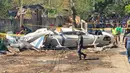 Lokasi jatuhnya Helikopter bell 429 yang membawa kepala polisi Filipina ditutup di San Pedro, selatan Manila, Kamis (5/3/2020). Saat helikopter lepas landas, debu beterbangan dan menciptakan awan debu tebal hingga mempengaruhi visibilitas di daerah tersebut.  (AP/Aaron Favila)