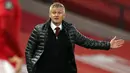 Pelatih Manchester United, Ole Gunnar Solskjaer, memberikan arahan kepada pemainnya saat melawan Southampton pada laga lanjutan Premier League pekan ke-35 di Stadion Old Trafford, Selasa (14/7/2020) dini hari WIB. Manchester United bermain imbang 2-2 atas Southampton. (AFP/Dave Thompson/pool)