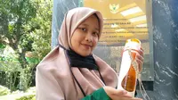 Olahan Pelepah Pisang Ini Percantik Botol Minuman