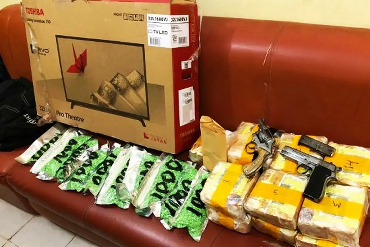 Barang bukti sabu dan pil ekstasi yang disita Polresta Pekanbaru dari tersangka penggelapan mobil.