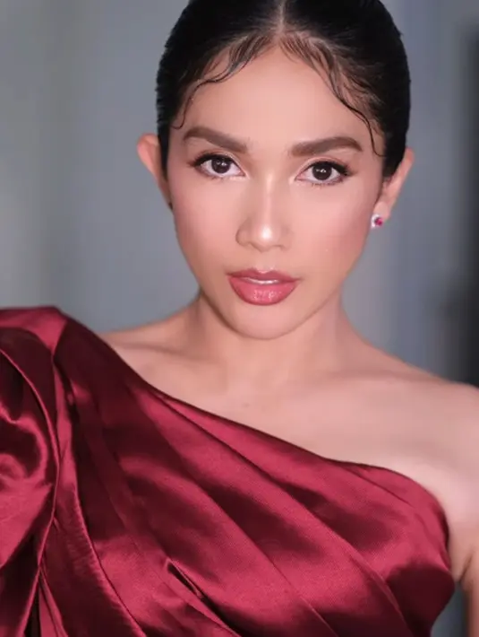 Bukankah penampilan Ussy di sini tak kalah dengan gadis, Sahabat FIMELA? [Foto: Instagram/ussypratama]