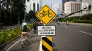 Rambu-rambu untuk pesepeda terpasang di Jalan Jenderal Sudirman, Jakarta, Minggu (6/6/2021). Gubernur DKI Jakarta Anies Baswedan berencana menambah jalur sepeda untuk memfasilitasi warga agar dapat bersepeda secara aman. (Liputan6.com/Faizal Fanani)