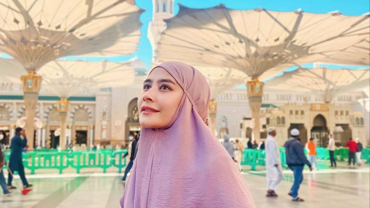 Foto Prilly Selama di Masjid Nabawi