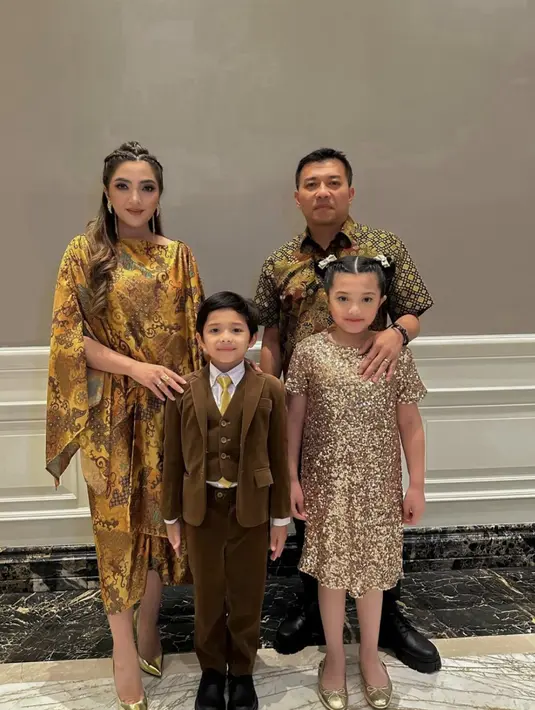 Menghadirkan pesona glamor, gaun sequin juga tampak begitu sempurna saat dipakai Arsy. Ia menambahkan sepatu flats sebagai pelengkap dari gayanya.  [Foto: Instagram/ Arsy Hermansyah]