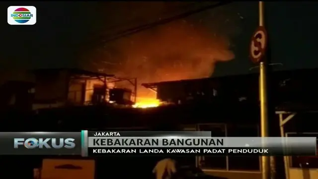 Kebakaran melanda pemukiman padat penduduk di Jakarta Timur. Api diduga berasal dari charger hp yang tidak dicabut dari sumber listrik.