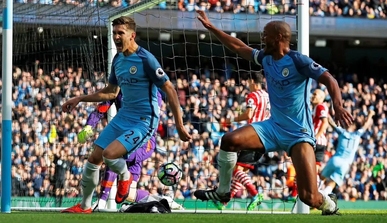 Pemain Manchester City, John Stones, sempat mencetak gol ke gawang Southampton namun dianulir wasit dalam laga Premier League di Stadion Etihad, Manchester, Minggu (23/10/2016). (Reuters/Phil Noble)