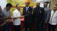 Presiden Sepak Takraw Asia, Datuk Abdul Halim (tengah) saat berada di Palembang (Liputan6.com/Indra Pratesta)