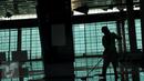 Pekerja membersihkan lantai di Terminal 3 Ultimate Bandara Soekarno Hatta, Rabu (27/1/2016). Ditargetkan Terminal 3 Ultimate Bandara Soekarno Hatta selesai akhir Mei 2016. (Liputan6.com/Faisal R Syam)