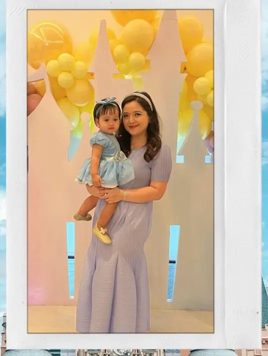 Sementara Tasya Kamila mengenakan dress lipit warna lilac, sang putri, Shafanina tampil gemas bergaya Cinderella dengan dress warna biru muda. [@tasyakamila]