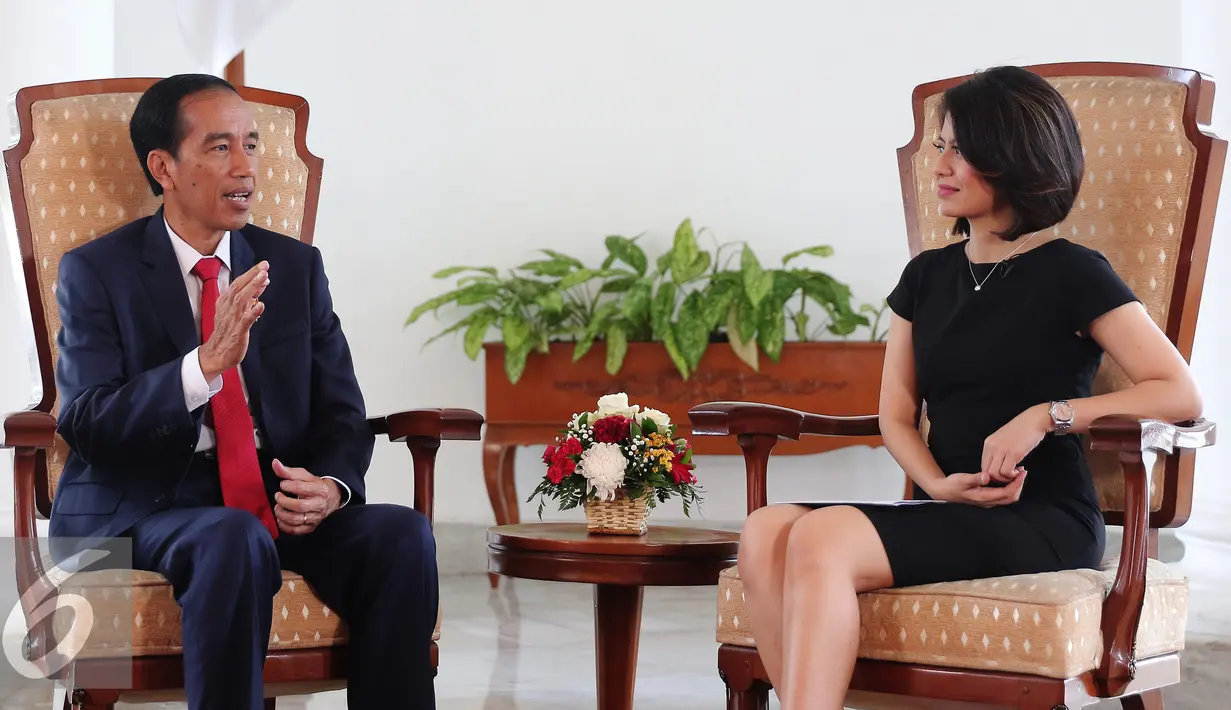 Presiden RI Joko Widodo menjelaskan saat wawancara khusus dengan group SCTV di Istana Bogor, Sabtu (16/4). Jokowi membeberkan semua program kerja pemerintahannya dan menjelaskan sikap tegas pemerintah atas tindakan terorisme. (Liputan6.com/Angga Yunair)