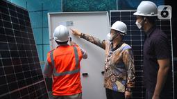 Managing Director Utomo SolaRUV, Anthony Utomo (tengah) memperlihatan panel surya bersertifIkat SNI kepada mitra outlet Juragan Atap Energi Surya, Ihsan Fadhlur Rahman (kanan) di Jakarta,(31/12/21). (Liputan6.com/HO/Andrey)