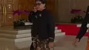 Retno Marsudi memang terkenal dengan gaya khasnya yang sederhana, tak berlebihan. Ia menyempurnakan gaya keseluruhannya saat kondangan ke Brunei Darussalam mengenakan sebuah tas berwarna hitam berukuran kecil yang ditentengnya sendiri. [Foto: Instagram/retno_marsudi]