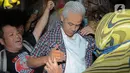 Ganjar juga sempat dipakaikan kemeja kotak-kota oleh pedagang pasar. (merdeka.com/imam buhori)