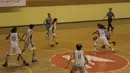 Para pebasket putri terbaik Indonesia beradu aksi pada turnamen Honda Merpati Bali Basketball Challenge 2017 di Denpasar, Bali, Jumat (3/2/2017). (Bola.com/Muhammad Wirawan)