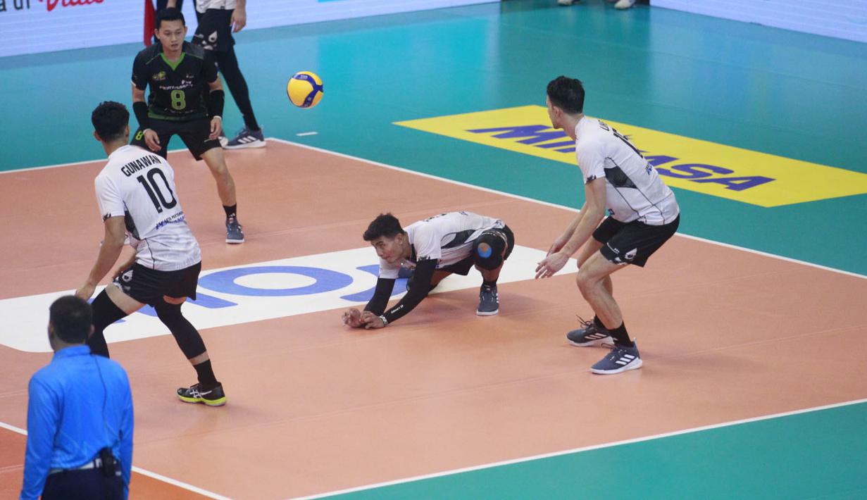 <p>Pemain Jakarta Pertamina Pertamax, Sandi Akbar (tengah) berusaha mengambil bola saat menghadapi Jakarta Garuda Jaya pada laga pekan pertama putaran I PLN Mobile Proliga 2024 di GOR Amongrogo, Yogyakarta, Sabtu (27/4/2024). Jakarta Pertamina Pertamax menang 3-0 (25-16, 25-23, 25-15). (Dok. PBVSI)</p>