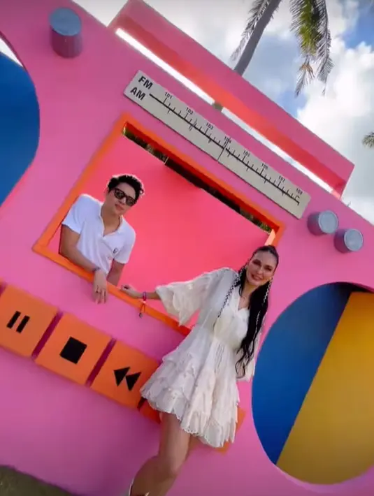 Sebagai birthday queen, Luna Maya pilih kenakan bohemian mini dress berwarna nude [@lunamaya]