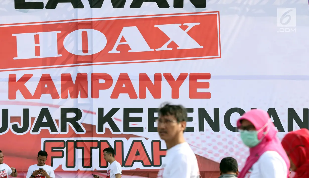 Aparatur Sipil Negara dari Kemendagri dan BNPP saat apel bersama lawan kampanye hoax dan berujar kebencian di lingkungan Kemendagri dan BNPP di Lapangan Monas, Jakarta, Jumat (15/2). Apel dipimpin Mendagri, Tjahjo Kumolo. (Liputan6.com/Helmi Fithriansyah)