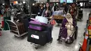 Sejumlah muslim sekembalinya dari Addis Ababa, Ethiopia, tiba di Bandara Dulles, Washington, Senin (6/2). Sejumlah warga muslim sempat tidak dapat masuk Amerika Serikat (AS) akibat kebijakan imigrasi Presiden Donald Trump. (Win McNamee/Getty Images/AFP)