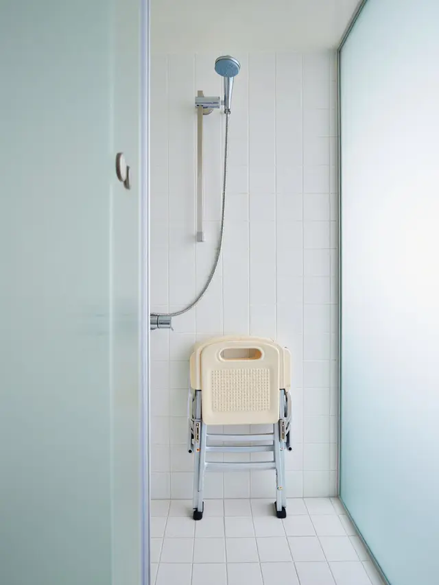 Kamar mandi untuk lansia (Foto: Reve Art AI)