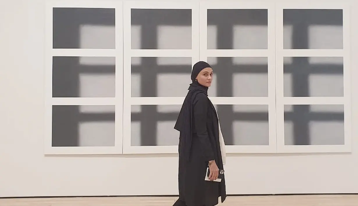 Selain itu, tampilan serba hitam dalam balutan oversized outter juga menghadirkan kesan edgy. Ia menambahkan sneakers putih untuk mengimbangi total look yang dihadirkan. [Foto: Instagram/ Zeezeeshahab]