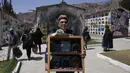 Seseorang membawa sekotak tengkorak manusia yang dihias untuk diberkati oleh seorang imam selama Festival Natitas di Pemakaman Umum di La Paz, Bolivia, Selasa (8/11/2022). Tradisi tahunan ini merayakan kematian di Bolivia dengan tengkorak yang dirawat dan didekorasi oleh mereka yang menggunakannya sebagai jimat untuk perlindungan. (AP Photo/Juan Karita)